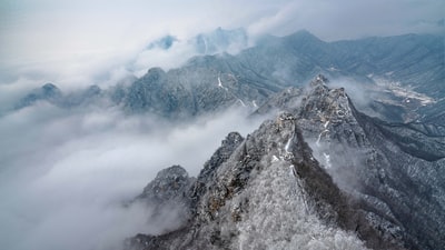 白昼白云下灰白色的山